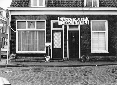 351241 Gezicht op de voorgevels van de huizen Knipstraat 11 (rechts) -11a te Utrecht, met een spandoek met de leuze ...